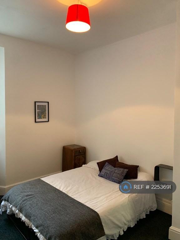 Apartment in Cardiff, Roath - View 5