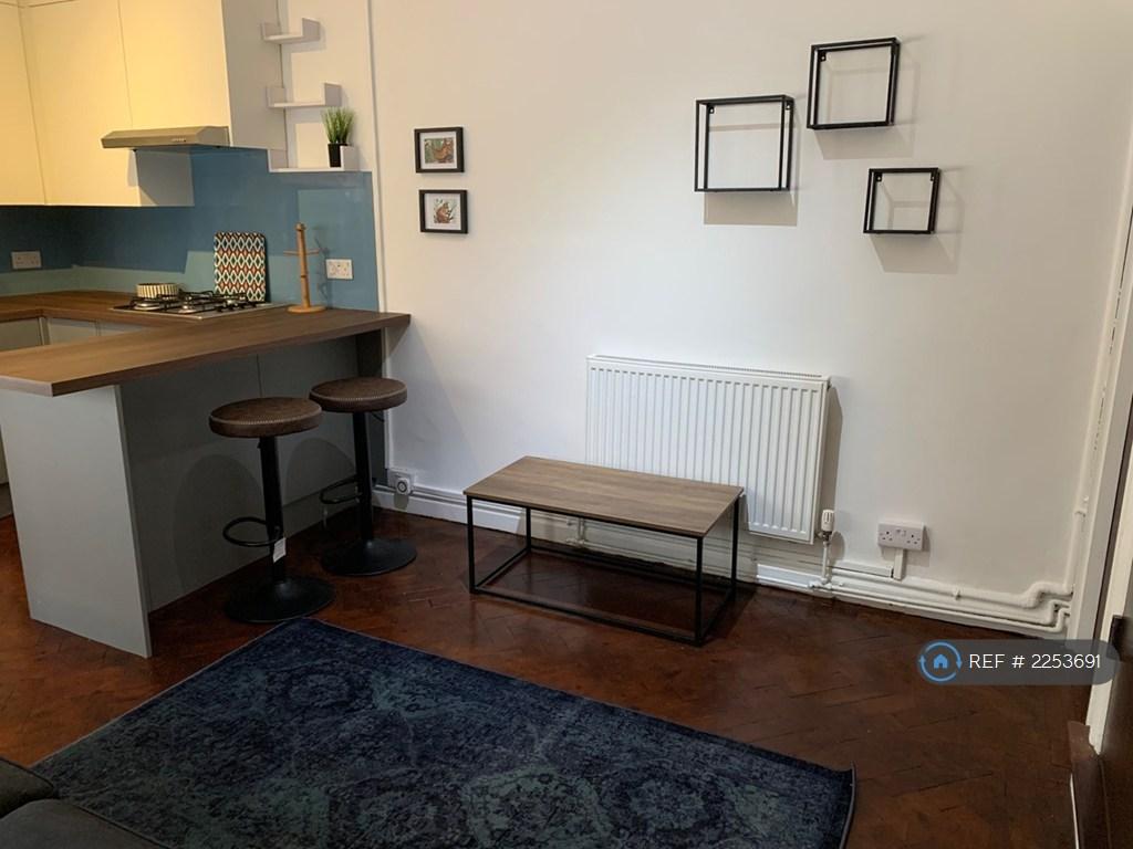 Apartment in Cardiff, Roath - More