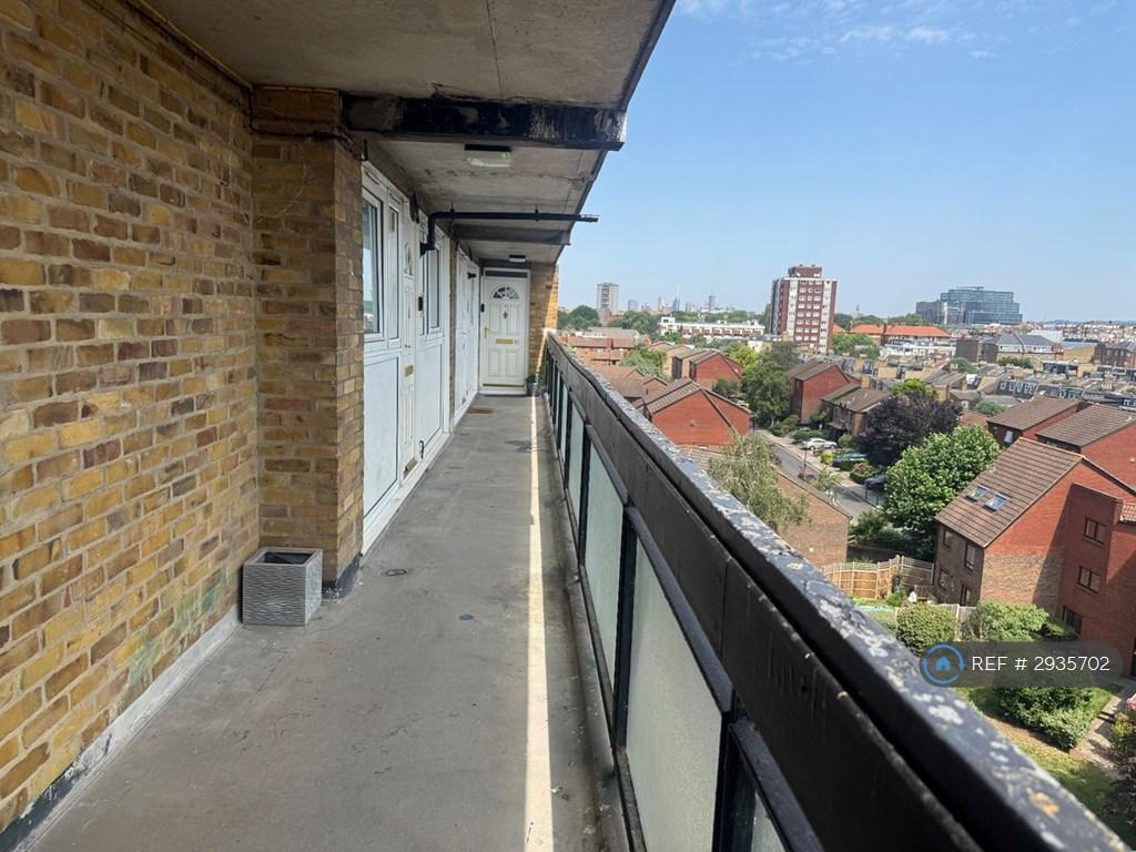 Apartment in London, Bayonne Road Estate, West Kensington - View 3