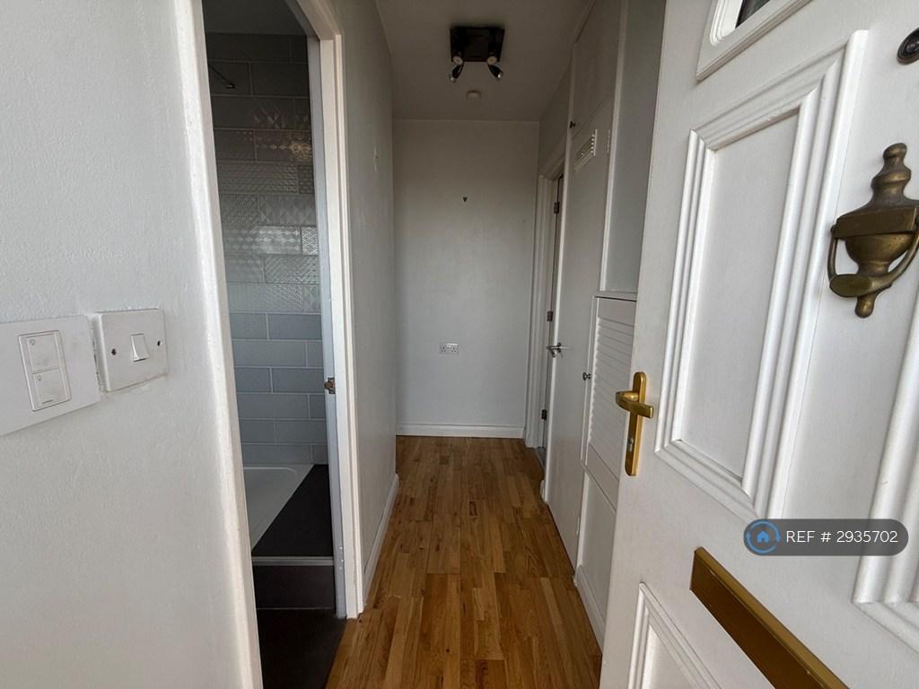 Apartment in London, Bayonne Road Estate, West Kensington - View 5