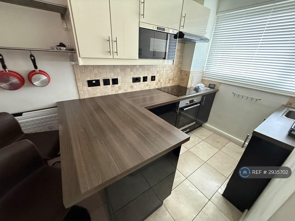 Apartment in London, Bayonne Road Estate, West Kensington - More