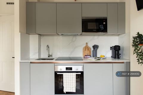 Studio to rent, Princes Square, London, W2