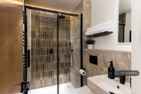 Studio to rent, Princes Square, London, W2