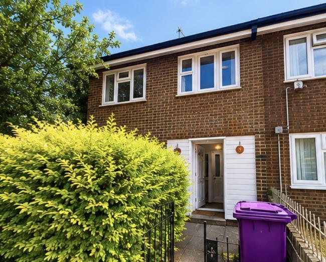 4 bedroom end of terrace house to rent
