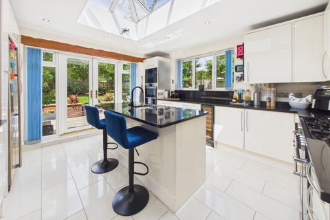 4 bedroom semi-detached house for sale, Hempstead Road, Bovingdon, HP3