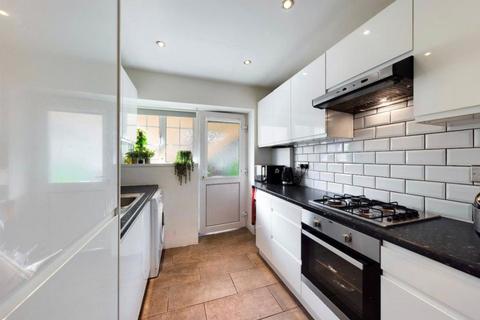 2 bedroom flat for sale, Amblecote Road, London