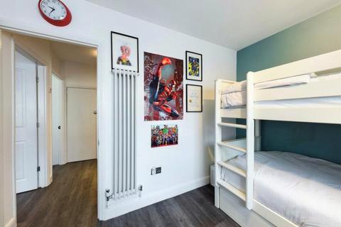 2 bedroom flat for sale, Amblecote Road, London