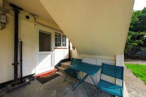 2 bedroom flat for sale, Amblecote Road, London