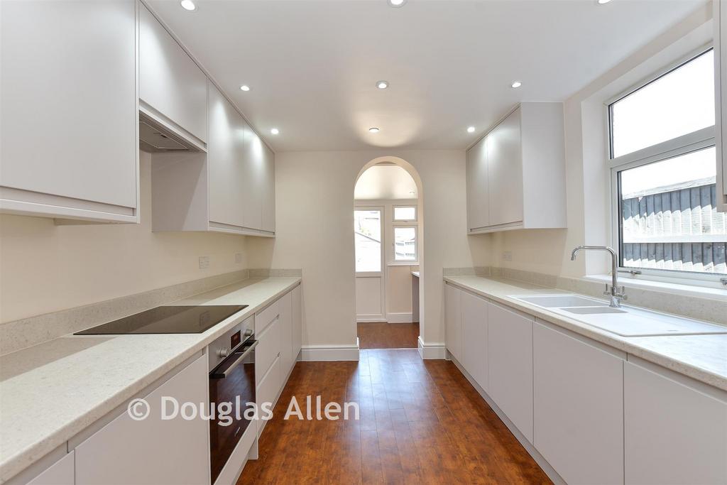 House in London, South Chingford, Highams Park - View 2