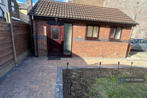 4 bedroom semi-detached house to rent, Nona St, Salford, M6