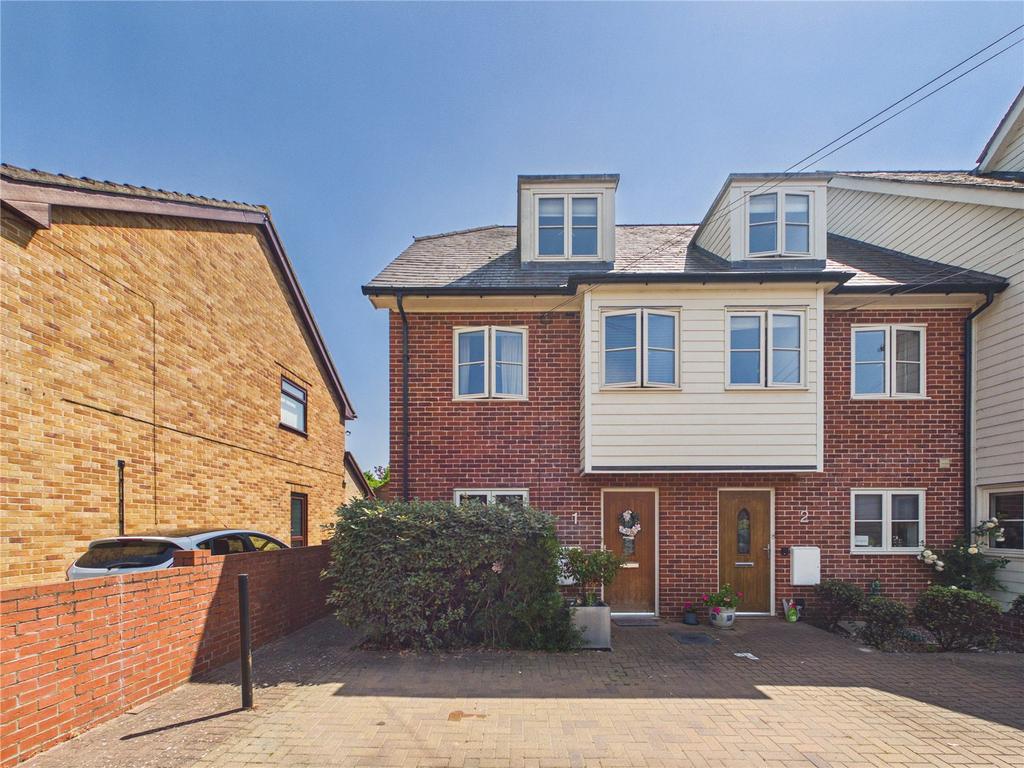 3 bedroom end of terrace house to rent