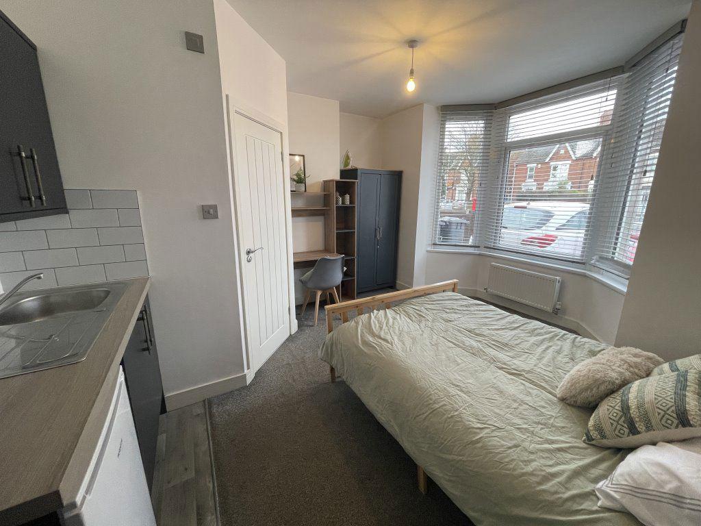 1 bedroom in a house share to rent