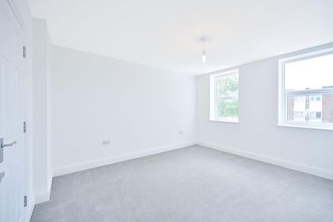 2 bedroom flat to rent, Bath Road, Cranford, Hounslow, TW5