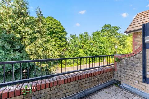 2 bedroom terraced house for sale, Amblecote Meadows, London