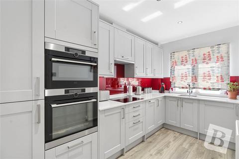2 bedroom apartment for sale, Deyncourt Gardens, Upminster, RM14
