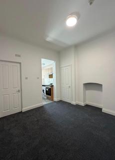 Studio to rent, Whittington Road, London