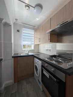 Studio to rent, Whittington Road, London