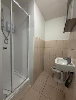 Studio to rent, Whittington Road, London