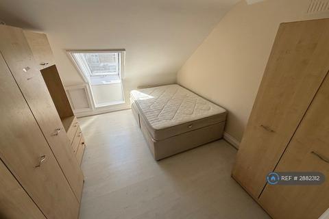 1 bedroom in a house share to rent, Heston Road, Hounslow, TW5