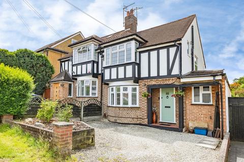 Ashfield Avenue, Bushey