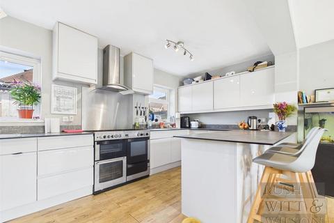 4 bedroom semi-detached house for sale, Senlac Gardens, Battle