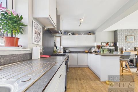 4 bedroom semi-detached house for sale, Senlac Gardens, Battle