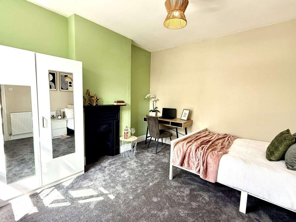 6 bedroom house of multiple occupation to rent