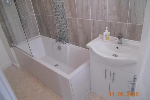 3 bedroom terraced house to rent, Nutbrowne Road, Dagenham