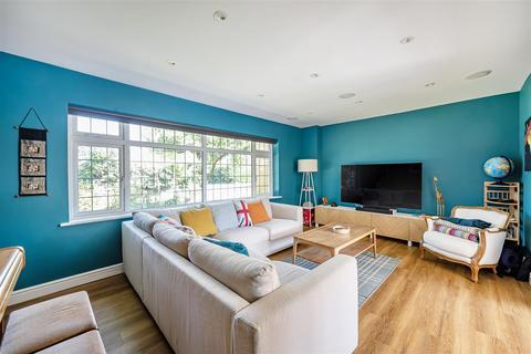 5 bedroom chalet for sale, Kenyons, West Horsley