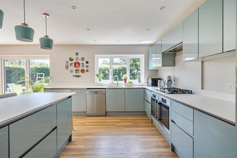 5 bedroom chalet for sale, Kenyons, West Horsley