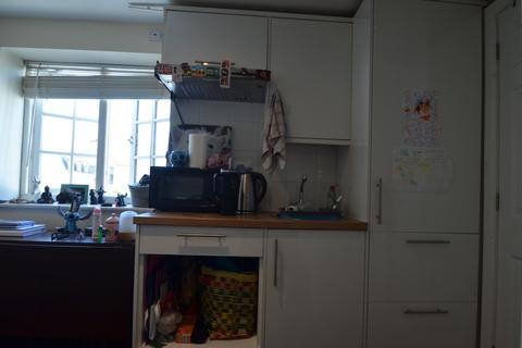 Studio to rent, Bath Street, Cheltenham, Gloucestershire, GL50 1YA