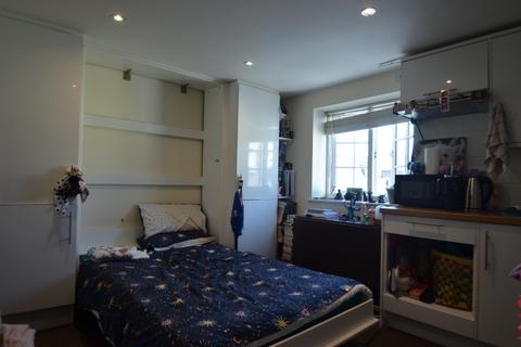 Studio to rent, Bath Street, Cheltenham, Gloucestershire, GL50 1YA
