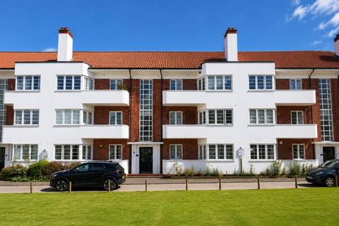 Hollywood Court, Elstree