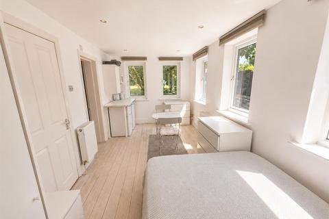 Studio to rent, Hale Lane, Mill Hill, NW7