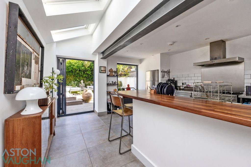 House in Brighton, Round Hill - More