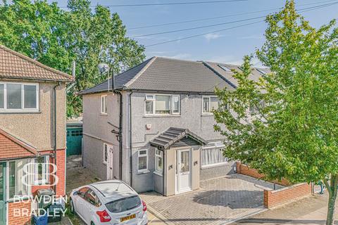 1 bedroom flat to rent, Gaysham Avenue, Ilford, IG2
