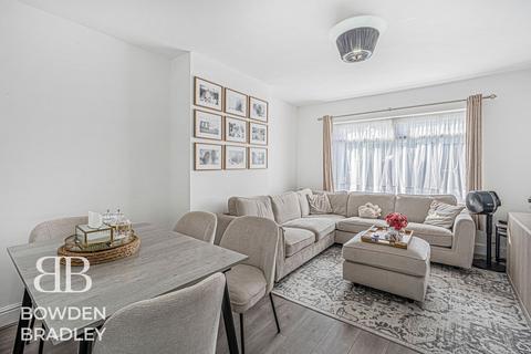 1 bedroom flat to rent, Gaysham Avenue, Ilford, IG2