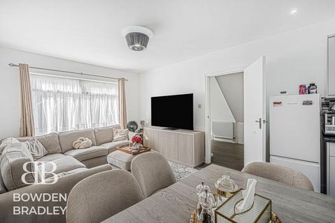 1 bedroom flat to rent, Gaysham Avenue, Ilford, IG2