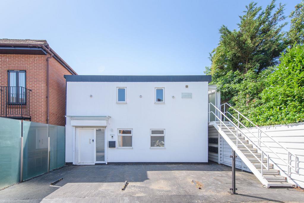 Detached house exterior, driveway