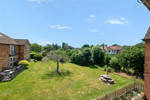 Apartment in London, London Borough of Hillingdon - View 5