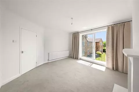 Apartment in London, London Borough of Hillingdon - View 2