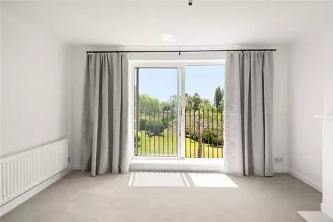 Apartment in London, London Borough of Hillingdon - View 3