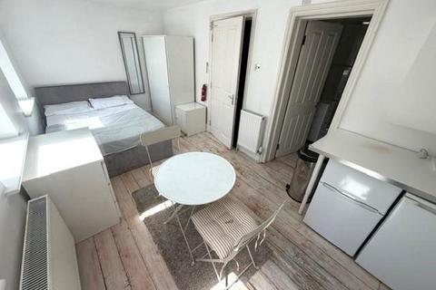 Studio to rent, Hale Lane, Mill Hill, NW7