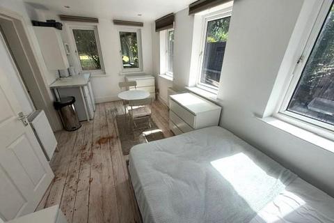 Studio to rent, Hale Lane, Mill Hill, NW7