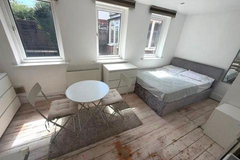 Studio to rent, Hale Lane, Mill Hill, NW7