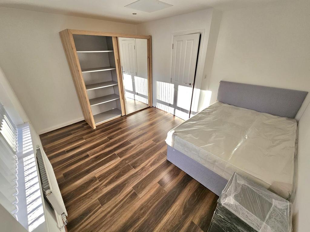 House in Oadby and Wigston, Leicestershire - More