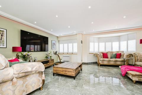4 bedroom detached house for sale, Rowan Walk, HORNCHURCH, Essex, RM11