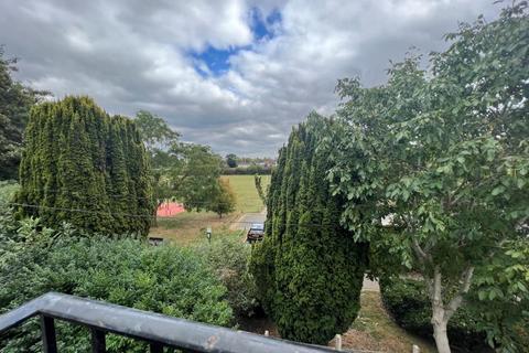 2 bedroom terraced house to rent, Glebeland Gardens, Shepperton TW17