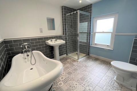 2 bedroom terraced house to rent, Glebeland Gardens, Shepperton TW17