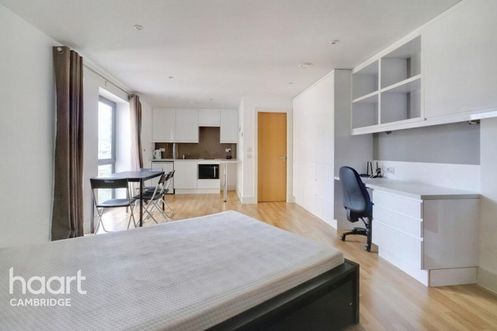 Apartment in Cambridge, Petersfield - View 4
